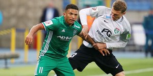 Ο Ισμαελ Σίλβα με μπάλα στην ομάδα της Γκρόζνι