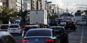Αυτοκίνητα σε κεντρικό δρόμο της Αθήνας
