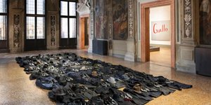 Καπέλα στο πάτωμα