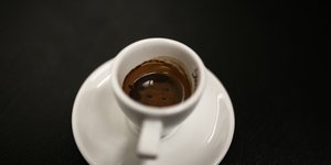 Μείωση του ΦΠΑ για τον καφέ στο ράφι προανήγγειλε ο Τσακαλώτος