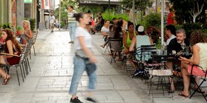 Κόσμος σε καφετέρια
