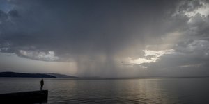 Καταιγίδα και πυκνά σύννεφα στον ορίζοντα στην άκρη της θάλασσας