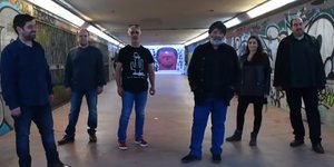 Παρέα σε στοά 