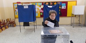 Μια ηλικιωμένη ρίχνει τη ψήφο της στην κάλπη στις εκλογές του 2015