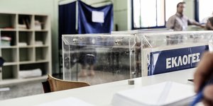 Κάλπες και παραβάν στο εκλογικό κέντρο