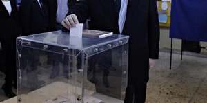 Μπροστά η ΝΔ