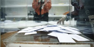 Φάκελοι με ψηφοδέλτια μέσα στην κάλπη