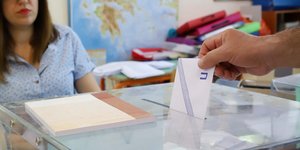 Ψηφοφόρος ρίχνει το ψηφοδέλτιο στην κάλπη
