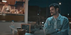 Ανδρας σε τραπεζάκι καντίνας