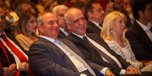 Βαγγέλης Μεϊμαράκης και Κώστας Καραμανλής κάθονται σε διπλανές θέσεις στην εκδήλωση που έγινε το βράδυ της Τετάρτης στη Θεσσαλονίκη