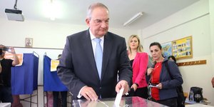 Στον Κυριάκο Μητσοτάκη για συγχαρητήρια τηλεφώνησε ο Κώστας Καραμανλής