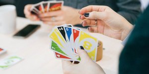 Mια γυναίκα κρατά κάρτες UNO