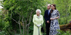 Η Κέιτ Μίντλετον ξεναγεί την βασίλισσα Ελισάβετ στον κήπο που δημιούργησε
