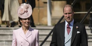 Η Κέιτ Μίντλετον και ο πρίγκιπας Γουίλιαμ περπατούν