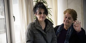 Αριστερά, η καθαρίστρια από τον Βόλο