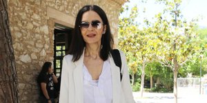 Η Κάτια Δανδουλάκη με τζιν, σακάκι και αθλητικά παπούτσια
