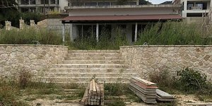 Ξύλα και μπάζα μπροστά στην είσοδο του ξενοδοχείου που διέμεινε το ζευγάρι