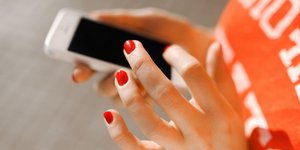 Κινητό σε χέρια γυναίκας