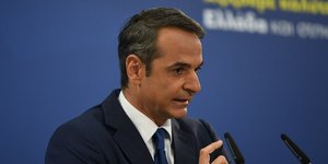 Κυριάκος Μητσοτάκης μπλε φόντο