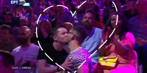 Γκέι ζευγάρι φιλιέται στην kiss cam