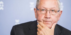 Κλάους Ρεγκλινγκ κρατάει πιγούνι