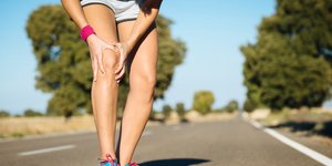 Γυναίκα με πόνο στο γόνατο