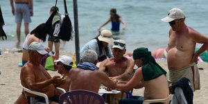 Λουόμενοι σε παραλία