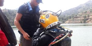 Ανδρας με σκάφανδρο πραγματοποιεί έρευνες σε λίμνη