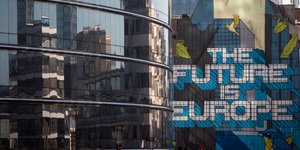 Το κτίριο της Κομισιό και η αφίσα με το μήνυμα «The Future is Europe»