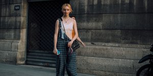 Κοπέλα με καρό σαλοπέτα