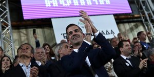 Ο Κώστας Μπακογιάννης χειροκροτεί τον κόσμο