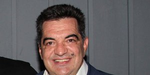 Ο Κώστας Ευρυπιώτης με λευκό πουκάμισο