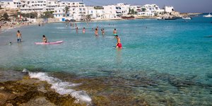 Κόσμος στη θάλασσα στα Κουφονήσια
