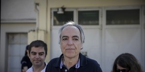 Ο Δημήτρης Κουφοντίνας έξω από τη φυλακή