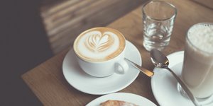 Κούπα με καφέ και ποτήρι νερό στο πλάι