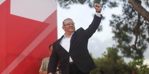 Ο Δημήτρης Κουτσούμπας με υψωμένη γροθιά