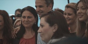 Ο Κυριάκος Μητσοτάκης χαμογελά μαζί με πολίτες