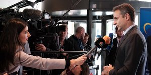 Ο Κυριάκος Μητσοτάκης μιλά σε δημοσιογράφους