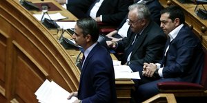Ο Κυριάκος Μητσοτάκης και πίσω του ο Αλέξης Τσίπρας