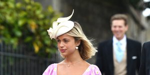 Η Λαίδη Αμέλια Γουίνδσορ με ρόζ φόρεμα και καπέλο περπατά 