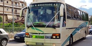 Με συνοδεία 14 λεωφορείων πήγε ένας γαμπρός στον γάμο του