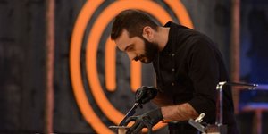 Ο Λεωνίδας Κουτσόπουλος μαγειρεύει στην κουζίνα του MasterChef