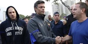 Ο Λεοπόλντο Λόπεζ ανάμεσα σε υποστηρικτές