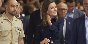 Η βασίλισσα Λετίθια με τζιν φόρεμα