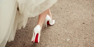 Λευκές γόβες με κόκκινη σόλα