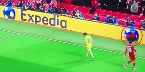 Το ball-boy δίνει γρήγορα την μπάλα για να εκτελεστεί το κόρνερ