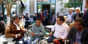 Ο Λουδοβίκος των Ανωγείων παίζει λαούτο στον Αλέξη Τσίπρα