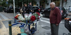 Ενας πωλητής λουλουδιών με τον πάγκο του στο κέντρο της Αθήνας