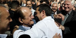 Η αγκαλιά του Θύμιου Λυμπερόπουλου με τον Αλέξη Τσίπρα