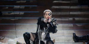 Μαντόνα γονατιστή στη σκηνή της Eurovision 2019